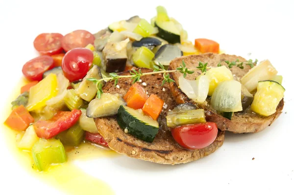 Steamed vegetables and rye bread — Stock Photo, Image