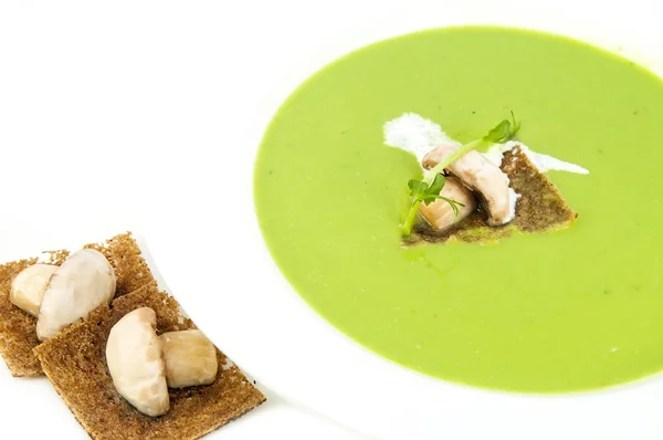 Sopa de ervilha com croutons — Fotografia de Stock