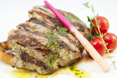 ızgara biftek sosu ve yeşillik