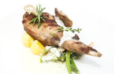 Kızarmış tavşan et ve patates sebze ile