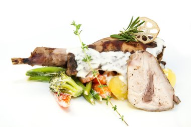 Kızarmış tavşan et ve patates sebze ile