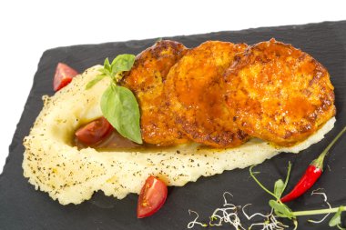 patates püresi ile havuç yağda kızarmış pirzola