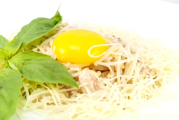 Спагетти с сыром и яйцом — стоковое фото