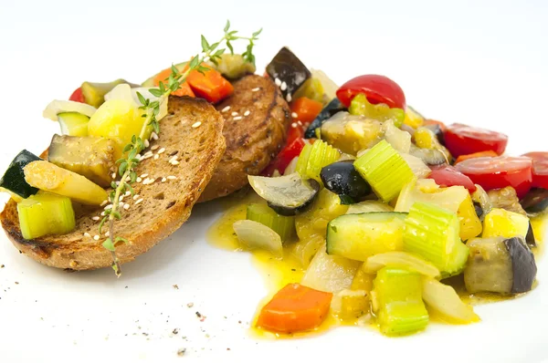Légumes cuits à la vapeur et pain de seigle — Photo