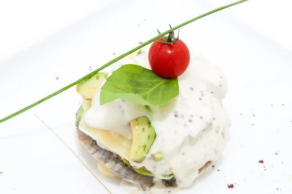 Ensalada de arenque con salsa de aguacate —  Fotos de Stock