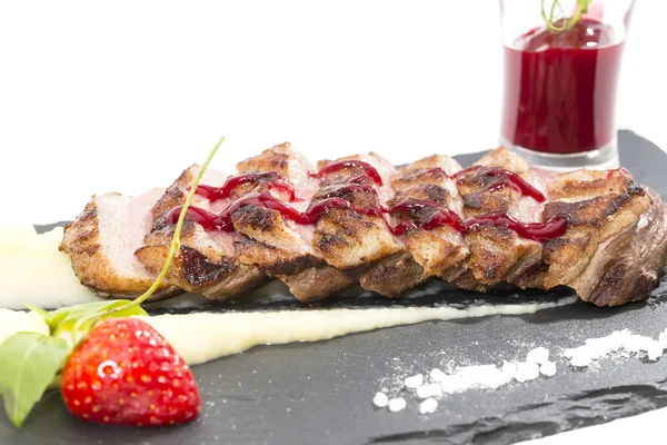 Gebakken goose borst met aardappelpuree en appelmoes — Stockfoto