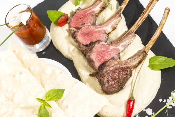 Costolette di agnello cotte alla griglia — Foto Stock