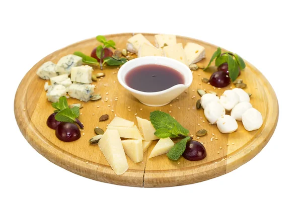 チーズ プレートは、いくつかの種類のチーズ — ストック写真