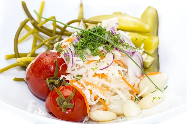 Legumes em conserva, tomates pepino espargos e repolho de alho — Fotografia de Stock