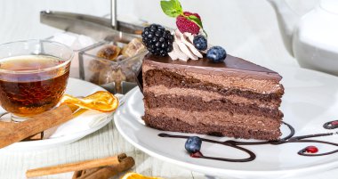 Prag dilim kek ahududu ile dekore edilmiştir.