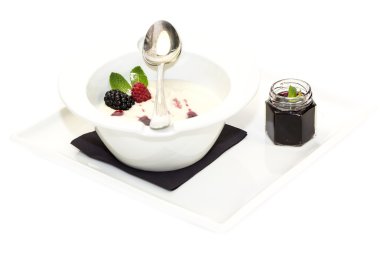 İrmik lapası ile çilek berry reçel ile dekore edilmiştir.