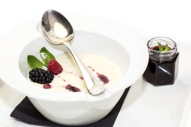 İrmik lapası ile çilek berry reçel ile dekore edilmiştir.