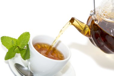 çay demlik dökülür