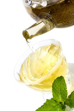 çay demlik dökülür