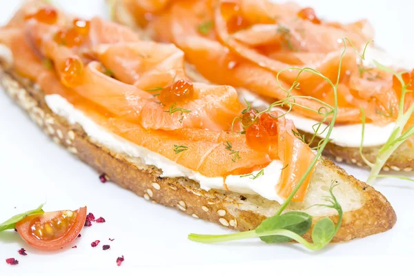 Sandwiches con caviar de salmón y verduras adornadas —  Fotos de Stock