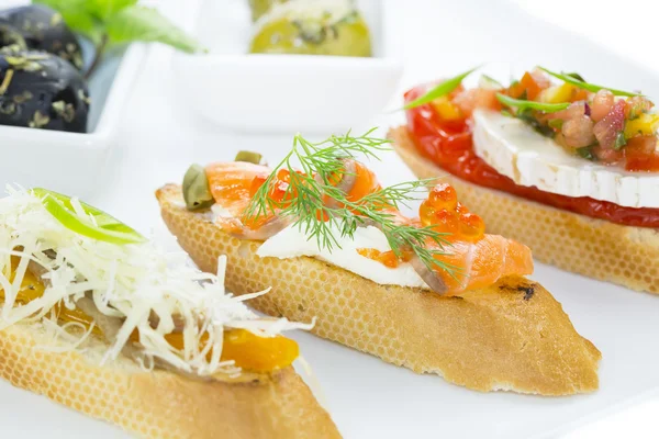 Şarap ve peynir sebzeler için İspanyol sandviç seafood — Stok fotoğraf