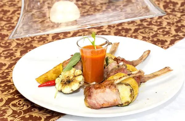 Costillas estofadas ternera en salsa con verduras — Foto de Stock