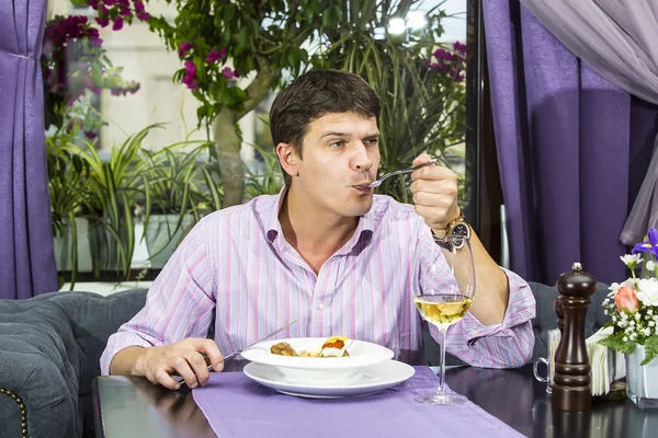 Jonge man eten — Stockfoto