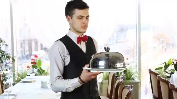 Garson bir tepsi gıda ile — Stok video