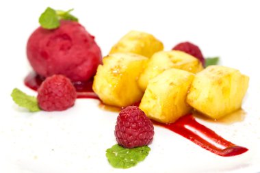 ızgara ananas karamel sos ve sorbe ile