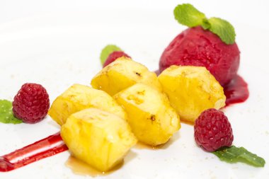 ızgara ananas karamel sos ve sorbe ile
