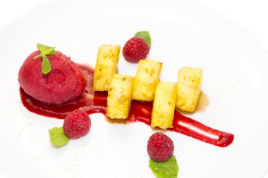 ızgara ananas karamel sos ve sorbe ile