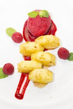 ızgara ananas karamel sos ve sorbe ile