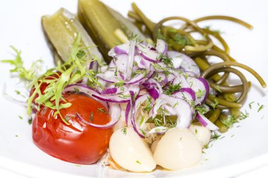 Salamura sebze, salatalık domates sarımsak ve kuşkonmaz lahana