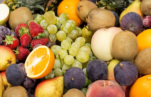 Fondo de fruta madura manzanas naranjas uvas —  Fotos de Stock