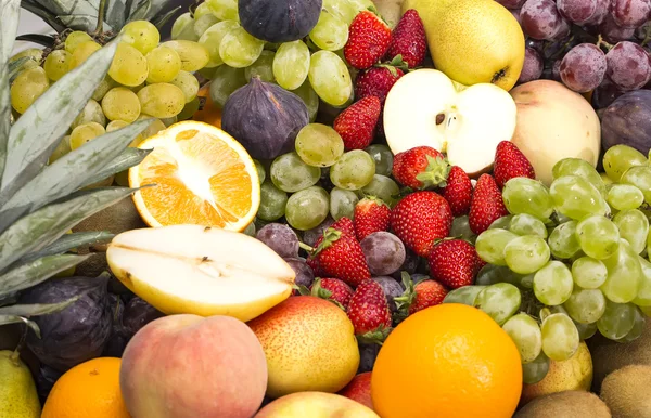 Bakgrund av mogen frukt äpplen apelsiner druvor — Stockfoto