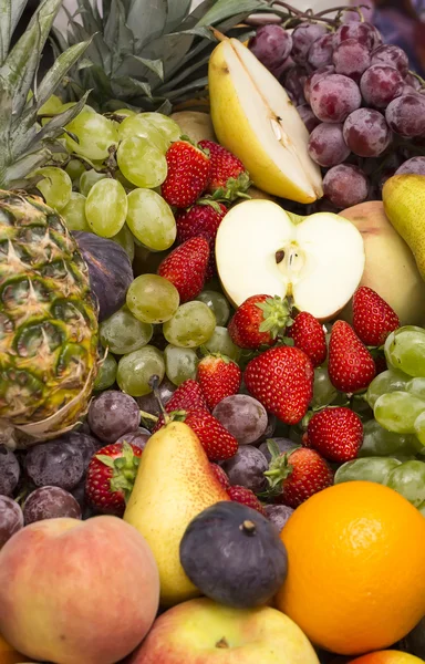 Bakgrund av mogen frukt äpplen apelsiner druvor — Stockfoto