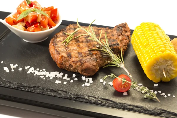 Steak met saus en Groenen — Stockfoto