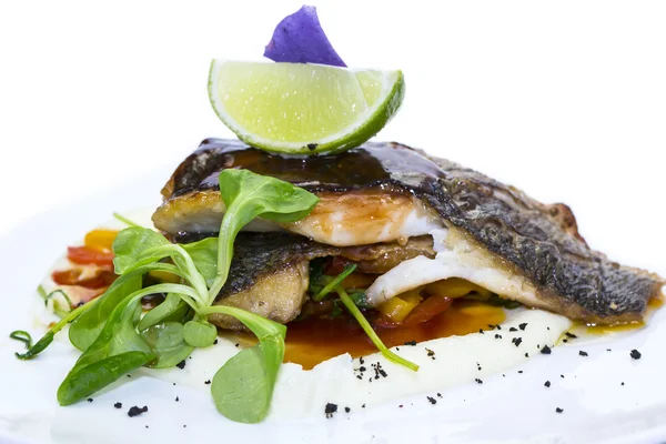 Ugnsbakad fisk med grönsaker och svamp — Stockfoto