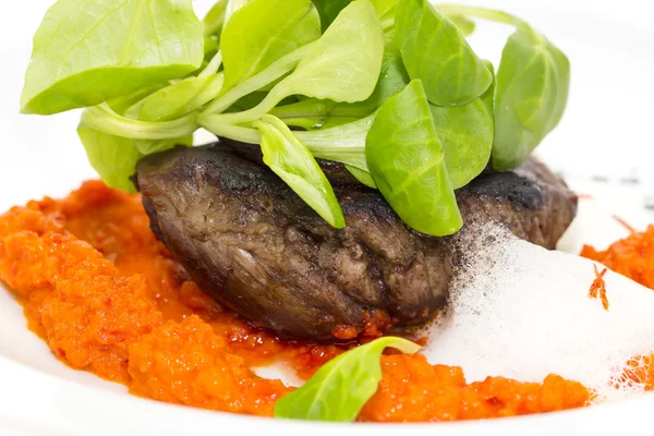 Gebakken vlees in een saus van pepers en tomaten — Stockfoto