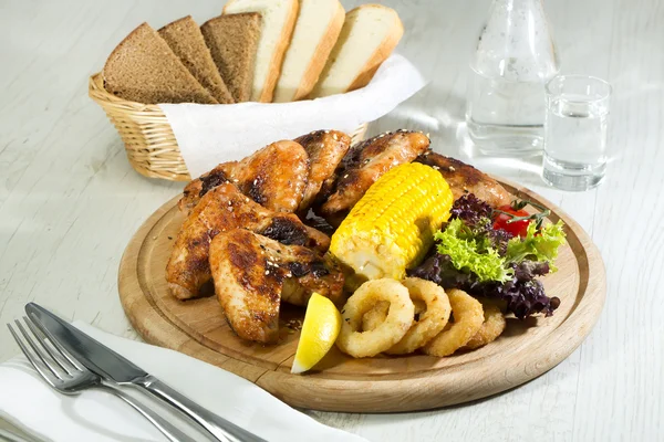 Las alas de pollo están a la parrilla — Foto de Stock