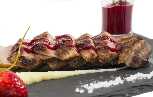 Poitrine d'oie cuite au four avec purée de pommes de terre et compote — Photo