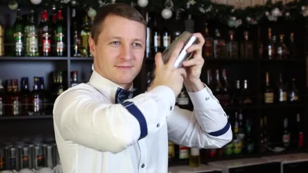 Bartender in a nightclub bar — Stock Video