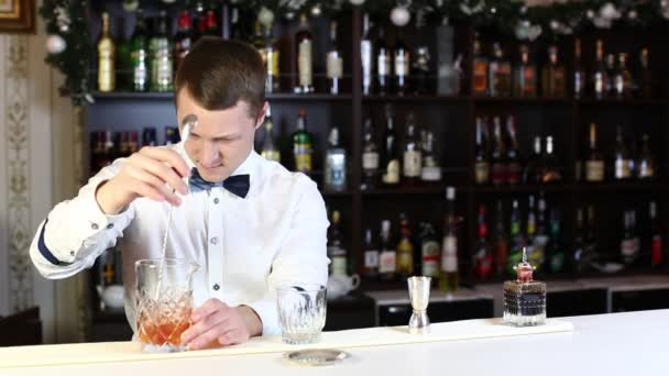 Bartender i en nattklubb bar — Stockvideo