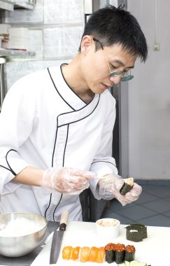 bir plaka suşi Japon aşçı