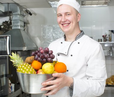 Şef mutfakta yemek hazırlıyor.