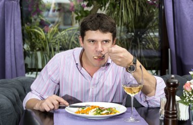 genç adam akşam yemeği