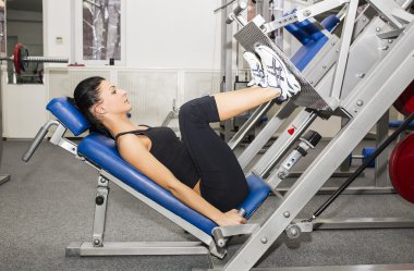 genç kızı spor salonunda