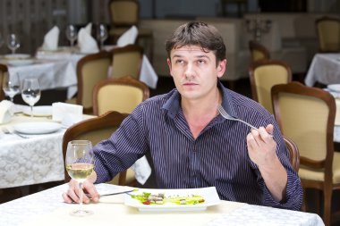 genç adam akşam yemeği