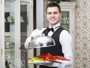 Garson bir tepsi gıda ile