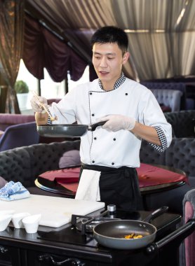 Japon Şef yemek hazırlama