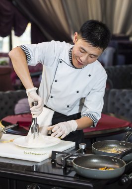 Japon Şef yemek hazırlama