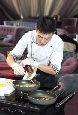 Japon Şef yemek hazırlama