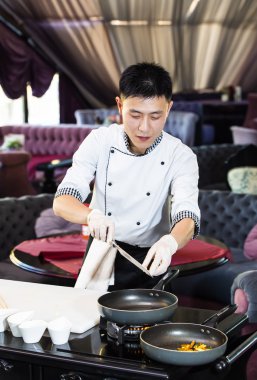Japon Şef yemek hazırlama