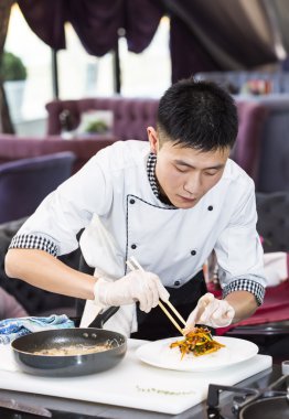 Japon Şef yemek hazırlama