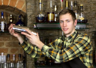 bir barmen olarak çalışan genç adam